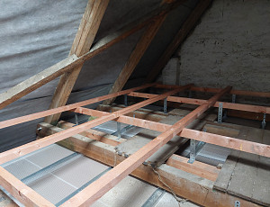 Zateplení stropu rodinného domu pomocí foukané izolace